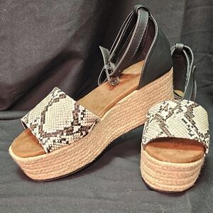 NWT Chic Black and Cream Espadrille Wedges with Snakeskin Pattern